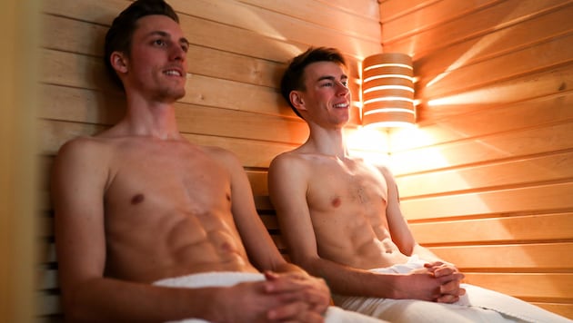 Schlierenzauer (li.) mit Kollege Stefan Kraft in der Sauna. (Bild: GEPA)