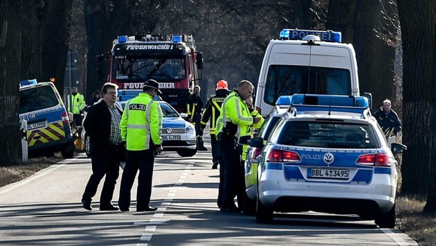 Polizeifahrzeuge sperren die B87 zwischen Oegeln und Beeskow. (Bild: APA/dpa-Zentralbild/Patrick Pleul)