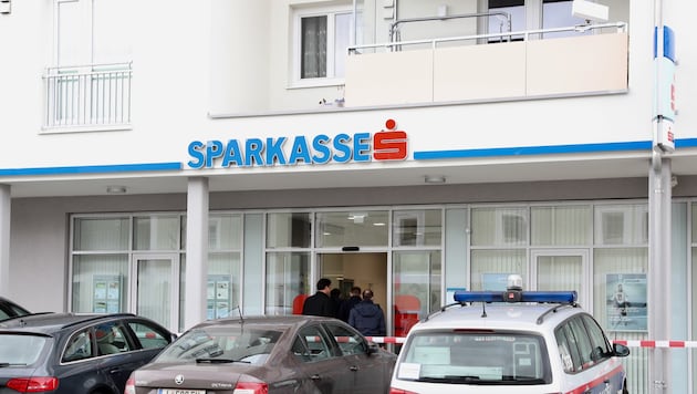 Die Sparkassen-Filiale in Kronstorf wurde kurz vor Mittag überfallen (Bild: FOTOKERSCHI.AT/KERSCHBAUMMAYR)