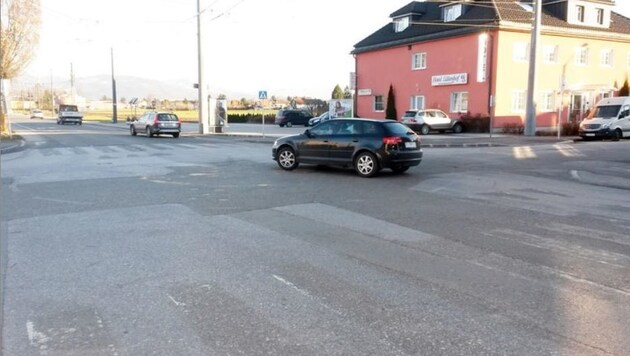 Keine Markierungen mehr am Kreisverkehr in Salzburg-Taxham (Bild: Krone)