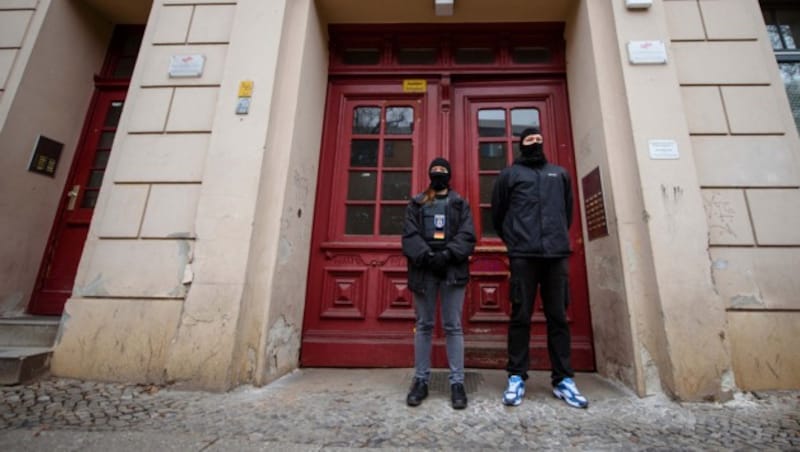 Polizisten vor der Fussilet-Moschee in Berlin-Moabit Anfang 2017 (Bild: APA/dpa/Gregor Fischer)