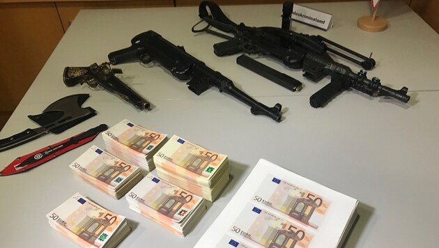 Die Polizei stellte Falschgeld im Wert von 150.000 Euro sowie verschiedene Waffen sicher (Bild: Hannes Wallner)