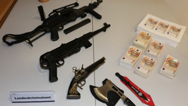 Die Kärntner Polizei hat Waffen und Falschgeld sichergestellt. (Bild: LKA Kärnten)