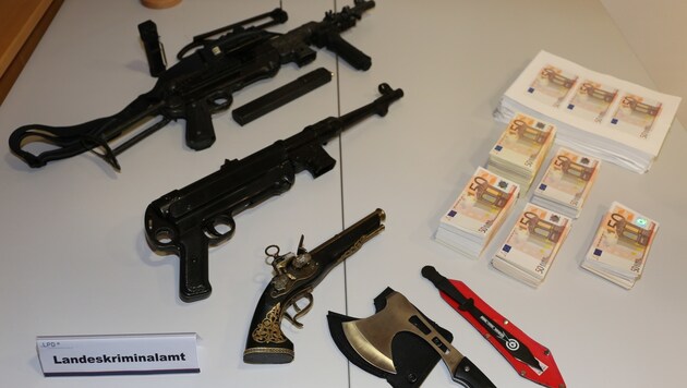 Die Kärntner Polizei hat Waffen und Falschgeld sichergestellt. (Bild: LKA Kärnten)