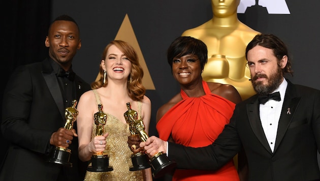 Casey Affleck mit Mahershala Ali, Emma Stone und Viola Davis (Bild: Jordan Strauss/Invision/AP)