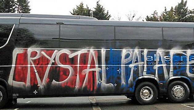 Der beschmierte Bus von Crystal Palace (Bild: Twitter.com)