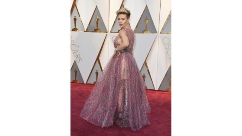 Unter Scarlett Johanssons Robe schaute der Unterrock durch. (Bild: AP)