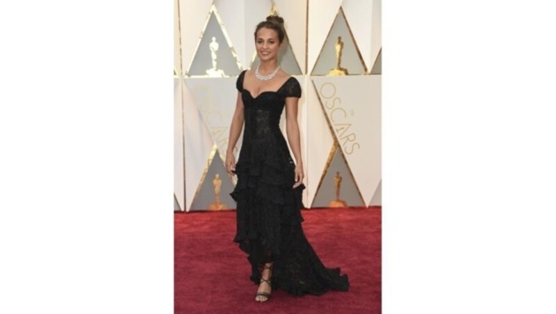 Alicia Vikander bezauberte in einer schwarzen Louis-Vuitton-Roben. (Bild: Jordan Strauss/Invision/AP)