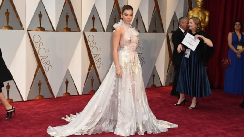 Top! Hailee Steinfeld in einer Blütenrobe von Ralph & Russo (Bild: Jordan Strauss/Invision/AP)