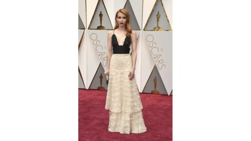 Emma Roberts sah in ihrer Spitzenrobe von Armani Privé etwas blass aus. (Bild: Jordan Strauss/Invision/AP)