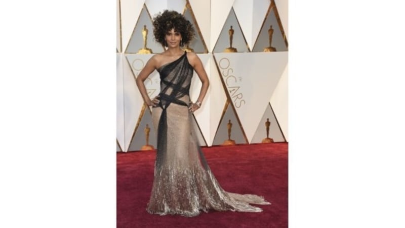 Halle Berry zog mit ihrer Lockenfrisur alle Blicke auf sich - und natürlich auch mit ihrer Robe. (Bild: Jordan Strauss/Invision/AP)