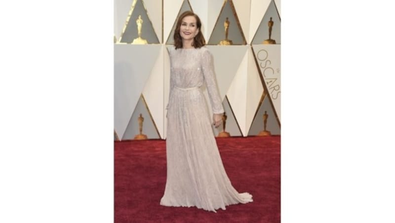 Isabelle Huppert strahlte in einer cremefarbigen Robe von Armani Privé. (Bild: Jordan Strauss/Invision/AP)