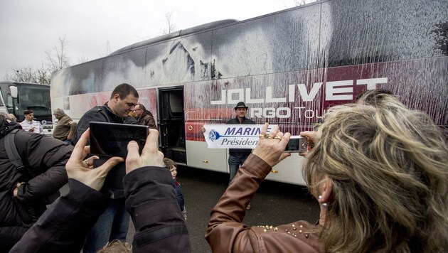 In Frankreich wurde in Bus mit Anhängern des Front National angegriffen. (Bild: AFP)