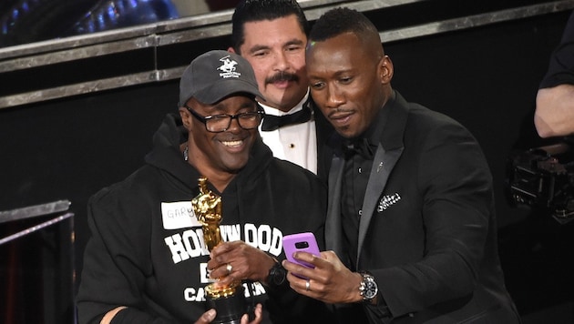 Mahershala Ali knipste mit einem Touristen ein Oscar-Selfie. (Bild: 2017 Invision)