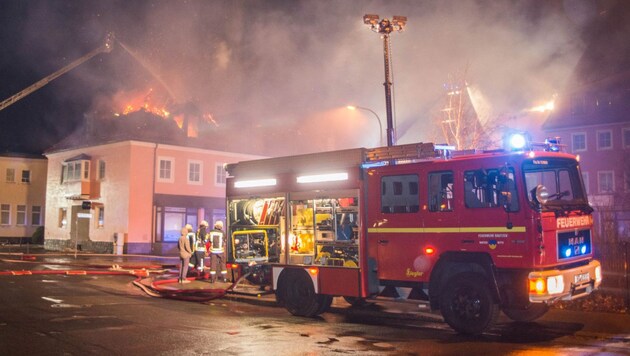 Am 21. Februar 2016 stand das Flüchtlingsheim im sächsischen Bautzen in Flammen. (Bild: APA/dpa-Zentralbild/Rico Loeb)