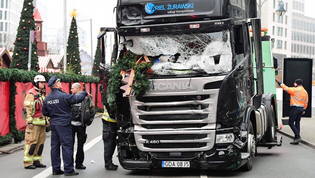 Mit diesem Lkw raste der Attentäter Anis Amri Weihnachten 2016 in einen Weihnachtsmarkt in Berlin und tötete zwölf Menschen- (Bild: APA/AFP/TOBIAS SCHWARZ)