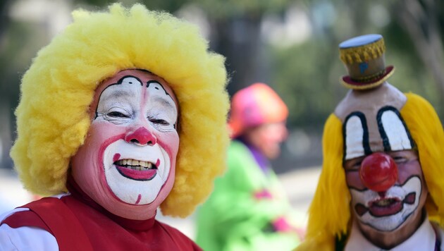 Eine Clowns-Verkleidung kann am Steuer die Sicht und das Gehör einschränken. (Bild: AFP)