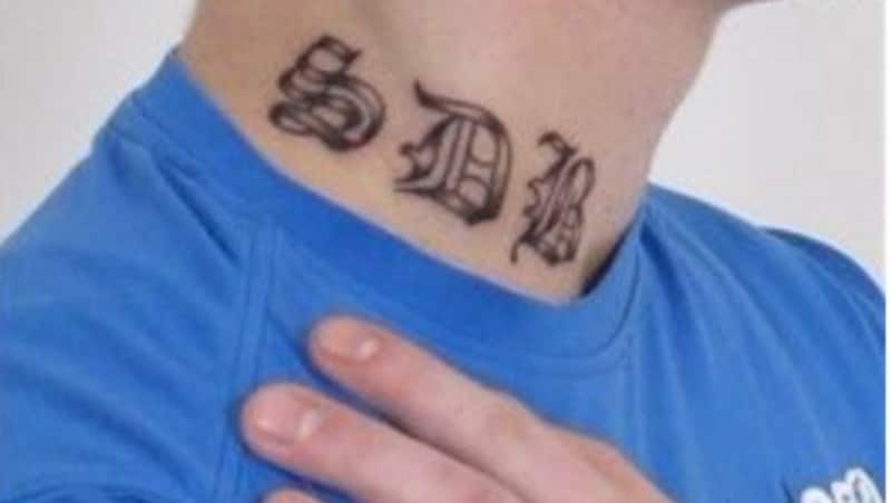 "Saat des Bösen"-Mitglieder tragen die Gang-Initialen "SDB" als Tattoo am Hals. (Bild: Thüringer Polizei)