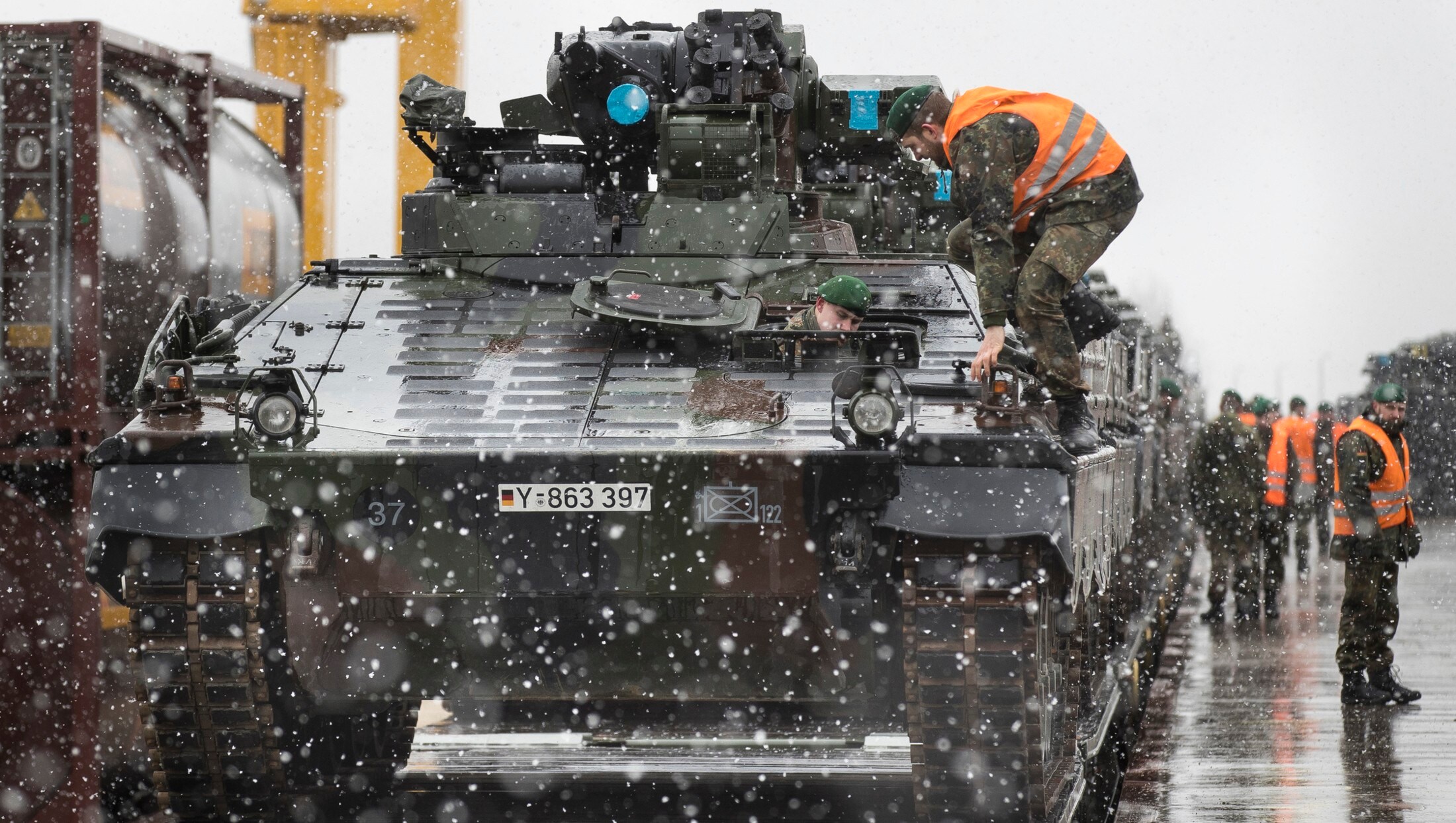 NATO Stärkt Flanke - Dutzende Deutsche Panzer In Litauen Eingetroffen ...