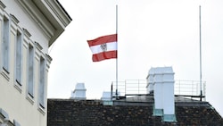 Eine österreichische Fahne weht am Dach der Präsidentschaftskanzlei auf halbmast. (Bild: APA/HERBERT PFARRHOFER)