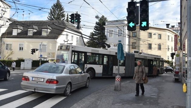 Tatort Mülln: Der Bus ragt beim Halt in die Fahrbahn, Pkw stauen sich trotz Grünphase dahinter. (Bild: Wolfgang Weber)