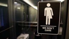 Eine Transgender-Toilette in einem Hotel im US-Staat North Carolina (Bild: ASSOCIATED PRESS)