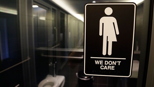 Eine Transgender-Toilette in einem Hotel im US-Staat North Carolina (Bild: ASSOCIATED PRESS)