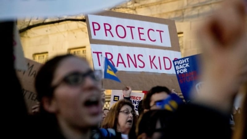 Protest gegen den präsidialen Erlass zum Thema Transgender vor dem Weißen Haus in Washington (Bild: ASSOCIATED PRESS)