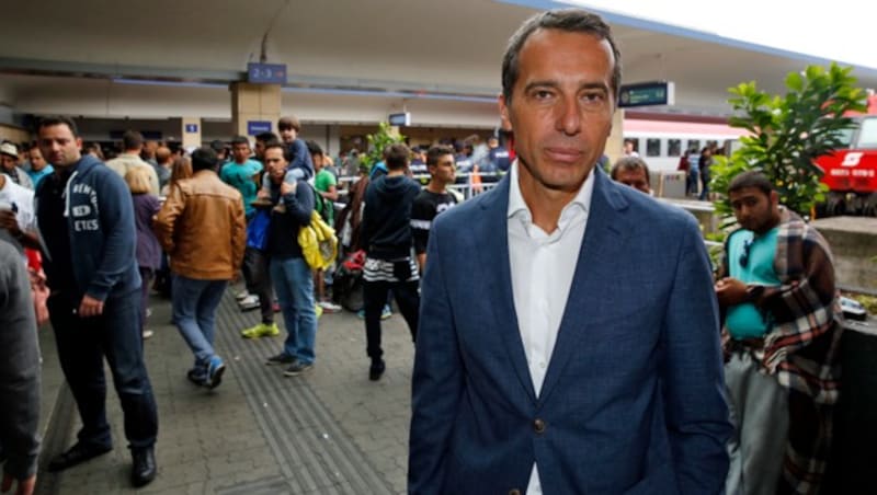 Kern, damals noch als ÖBB-Chef, am Höhepunkt der Flüchtlingswelle am Wiener Westbahnhof (Bild: Martin Jöchl)