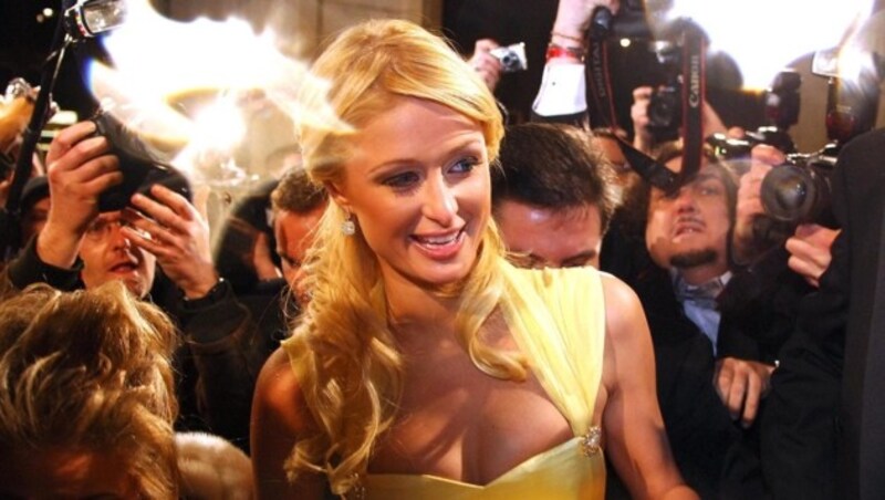 Wiener Opernball 2007: Paris Hilton vor der Staatsoper im Blitzlichtgewitter (Bild: APA/Robert Jaeger)