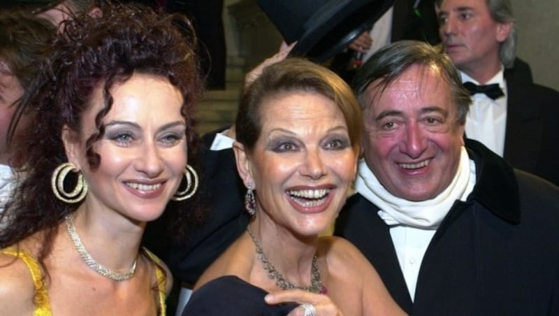 Opernball 2002: Mausi und Richard Lugner mit Claudia Cardinale (Bild: APA/Jaeger Robert)