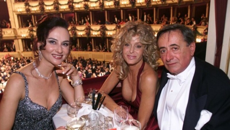 Opernball 2001: Richard Lugner mit damaliger Gattin Christina und Stargast Farrah Fawcett (Bild: APA)