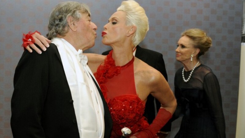 Opernball 2012: Schauspielerin Brigitte Nielsen kutscht Richard Lugner. (Bild: APA/HERBERT P. OCZERET)