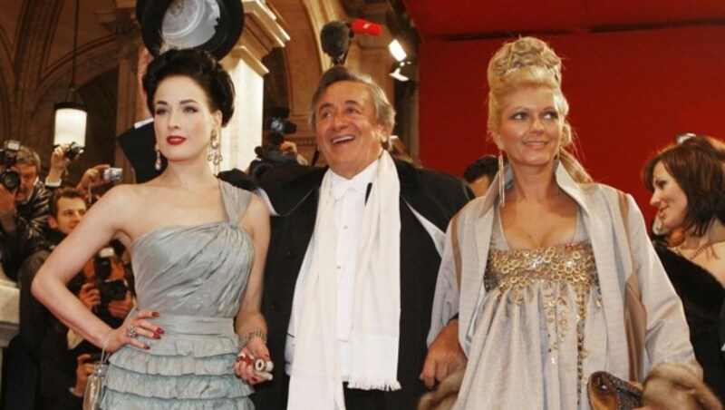 Opernball 2008: Dita von Teese mit Richard Lugner und seiner Begleiterin Bettina (Bild: APA)