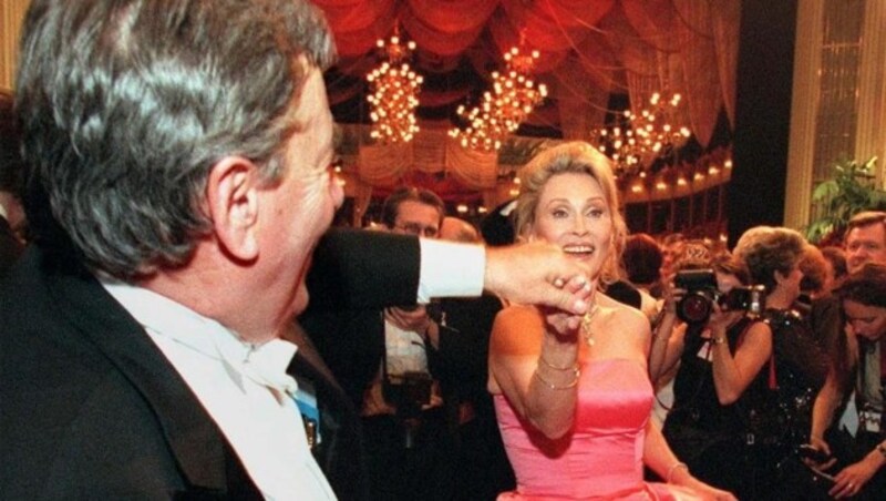 Wiener Opernball 1999: Richard Lugner tanzt mit Faye Dunaway. (Bild: APA)