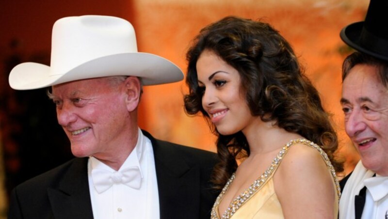 Karima El-Marough alias Ruby Rubacuore und Larry Hagman 2011 (Bild: APA)