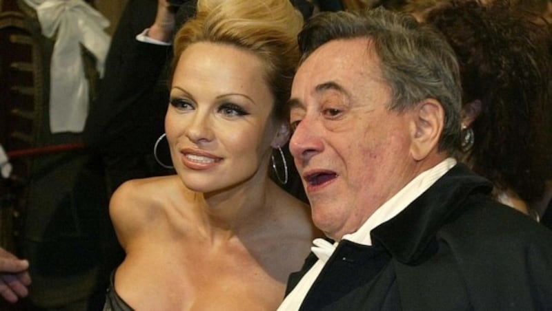 Opernball 2003: Mit Pamela Anderson auf der Feststiege (Bild: Guenter R. Artinger)