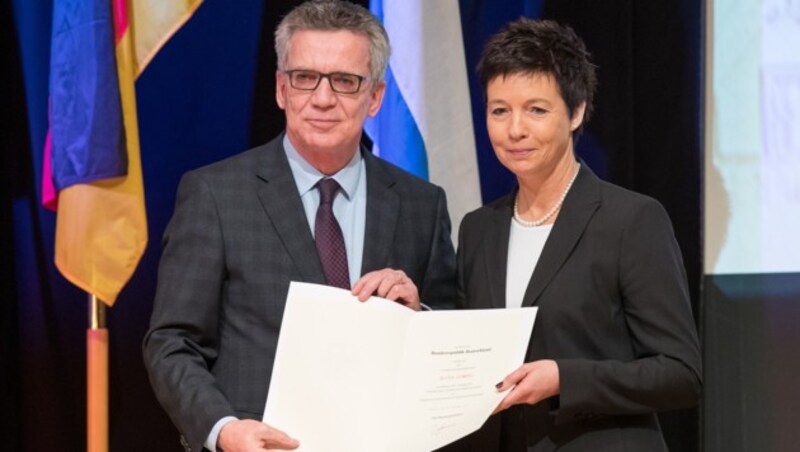 Deutschlands Innenminister Thomas de Maiziere und die neue Chefin des Bundesamtes für Migration (Bild: AFP)