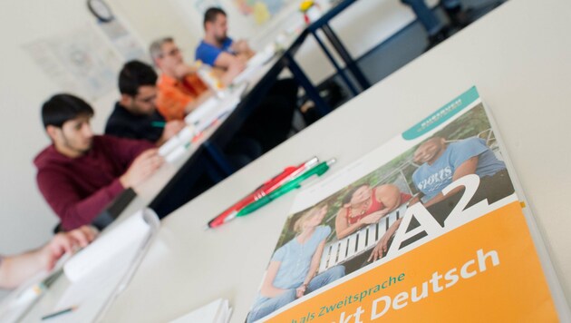 Deutschunterricht in einem Integrationskurs in Deutschland (Bild: APA/dpa/Julian Stratenschulte)