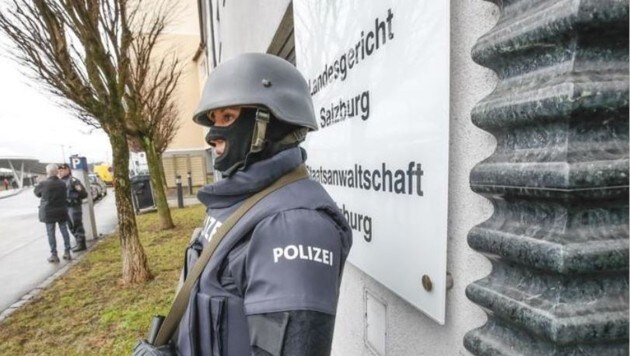 Höchste Sicherheitsstufe: Beamte schützten den Gerichtseingang (Bild: Markus Tschepp)