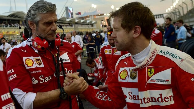 Vettel mit seinem Ferrari-Teamchef Arrivabene (Bild: AFP)