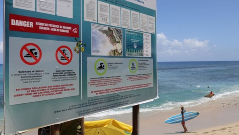 Eine Hinweistafel warnt an einem Strand auf La Reunion vor Hai-Angriffen. (Bild: AFP)