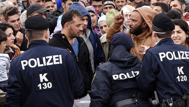 Flüchtlinge an der österreichisch-ungarischen Grenze (Bild: APA/HERBERT P. OCZERET)