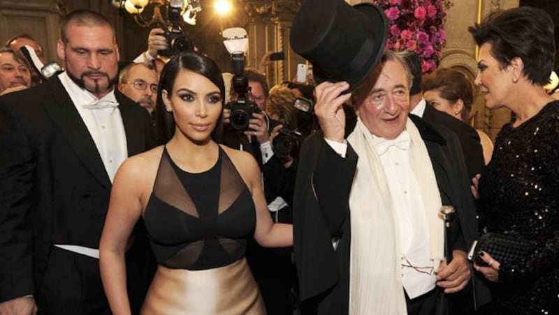 Opernball-Besuch mit Richard Lugner: Kardashian und Mama Chris Jenner waren entsetzt. (Bild: APA/HERBERT PFARRHOFER)