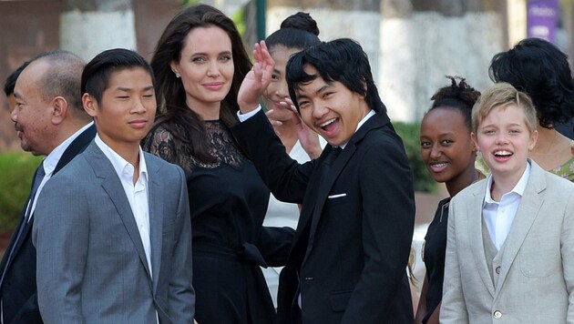 Angelina Jolie mit ihren Kindern Pax, Maddox, Zahara und Shiloh in Kambodscha (Bild: AFP)