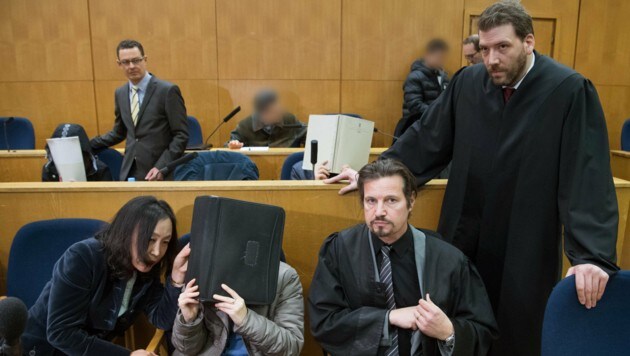 Die Angeklagten beim Prozess in Frankfurt (Bild: APA/dpa/Boris Roessler)