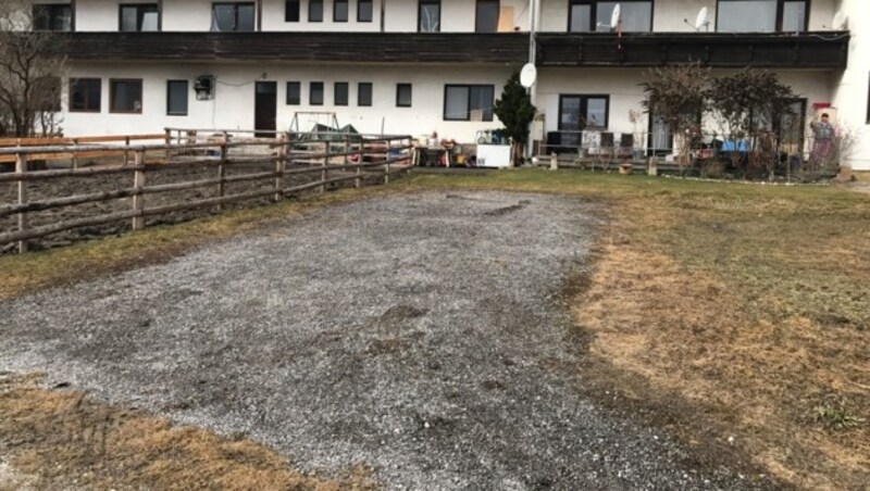 Auf diesem Parkplatz wurde das Auto entdeckt, in dessen Kofferraum die Leiche lag. (Bild: APA/ZEITUNGSFOTO.AT)