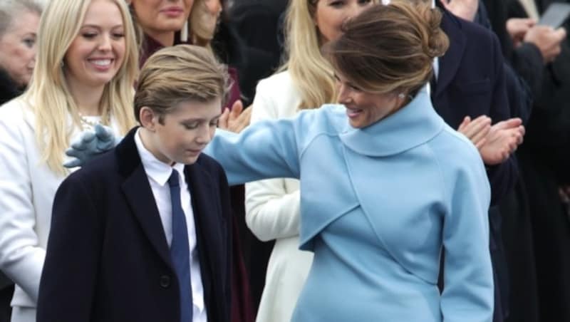 Barron Trump mit seiner Mutter Melania bei der Inauguration seines Vaters zum 45. US-Präsidenten (Bild: 2017 Getty Images)