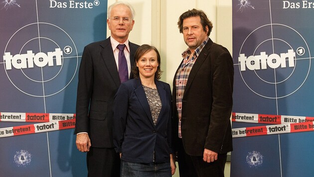 Harald Schmidt mit seinen neuen Kollegen Eva Löbau und Hans-Jochen Wagner (Bild: APA/dpa/Christoph Schmidt)