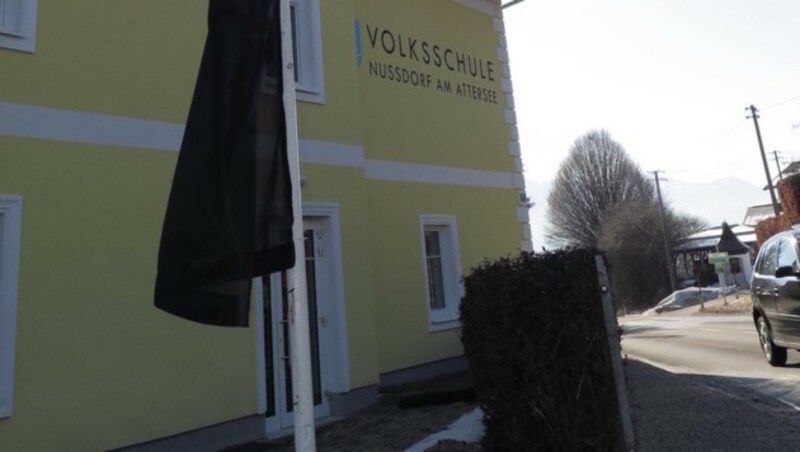 Die schwarze Flagge weht vor der Volksschule in Nußdorf am Attersee. (Bild: Markus Schütz)